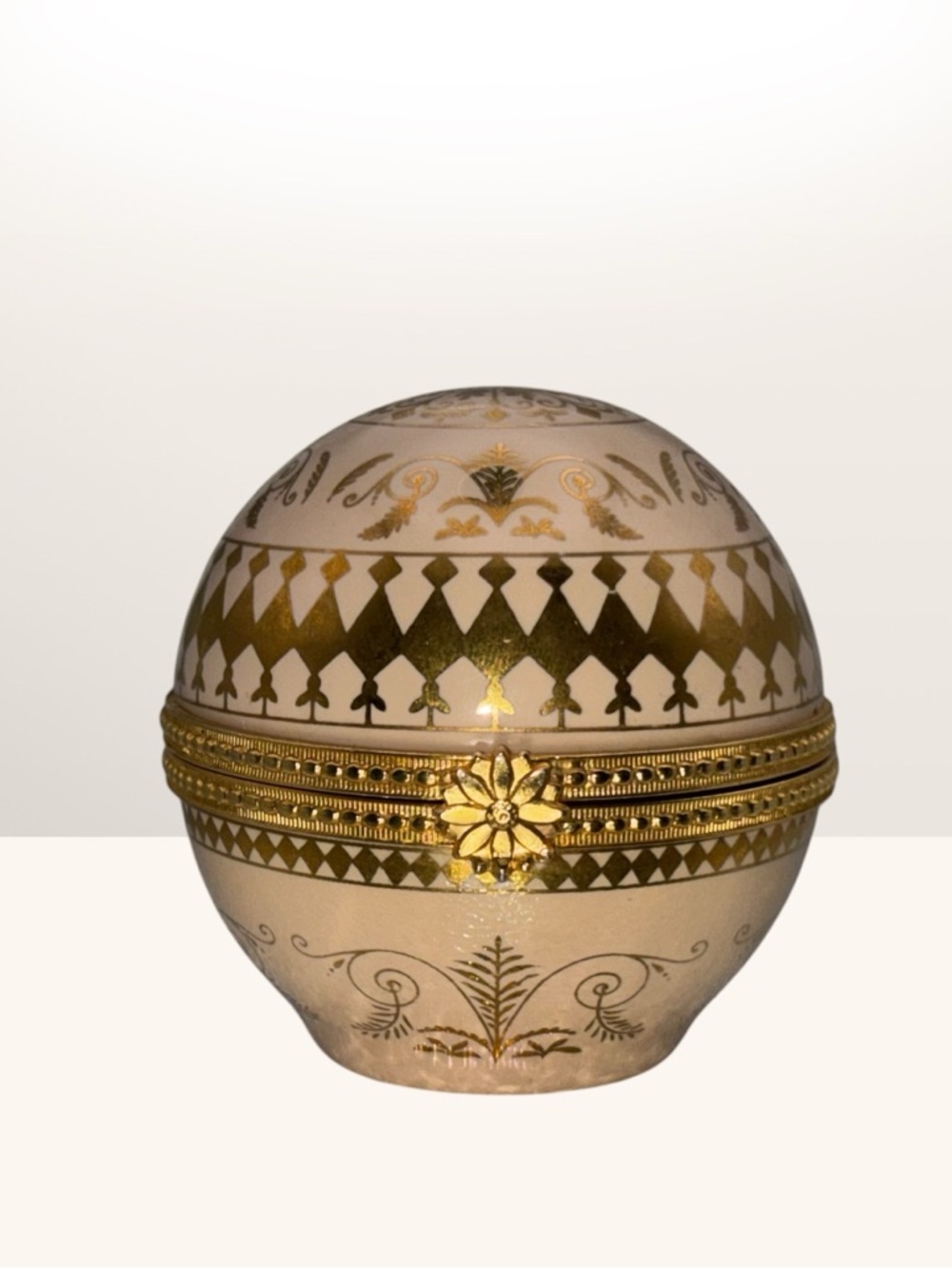 Vintage Estee Lauder Heirloom Treasures Ball Trinket Box Porcelain Ivory Gold